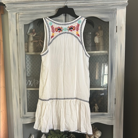 Embroidered Sleeveless White Dress - Picture 6 of 9